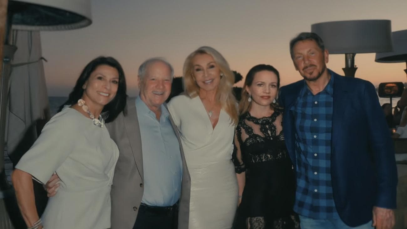 Ο Λάρι Έλισον και μια ομάδα φίλων, συμπεριλαμβανομένης της Βέρνα από "Η πτώση του Οίκου του Usher," σταθείτε έξω όσο δύει ο ήλιος.