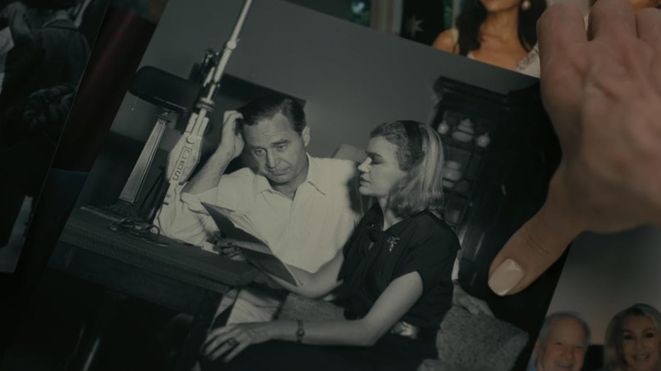 Prescott Bush και Verna από "Η πτώση του οίκου του Usher" κοιτάξτε πάνω από μια εφημερίδα.