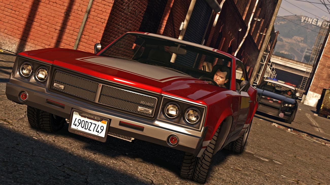 Ο Michael οδηγεί ένα red muscle car στο GTA 5