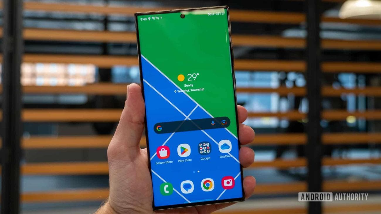 samsung galaxy s23 ultra home screen in hand