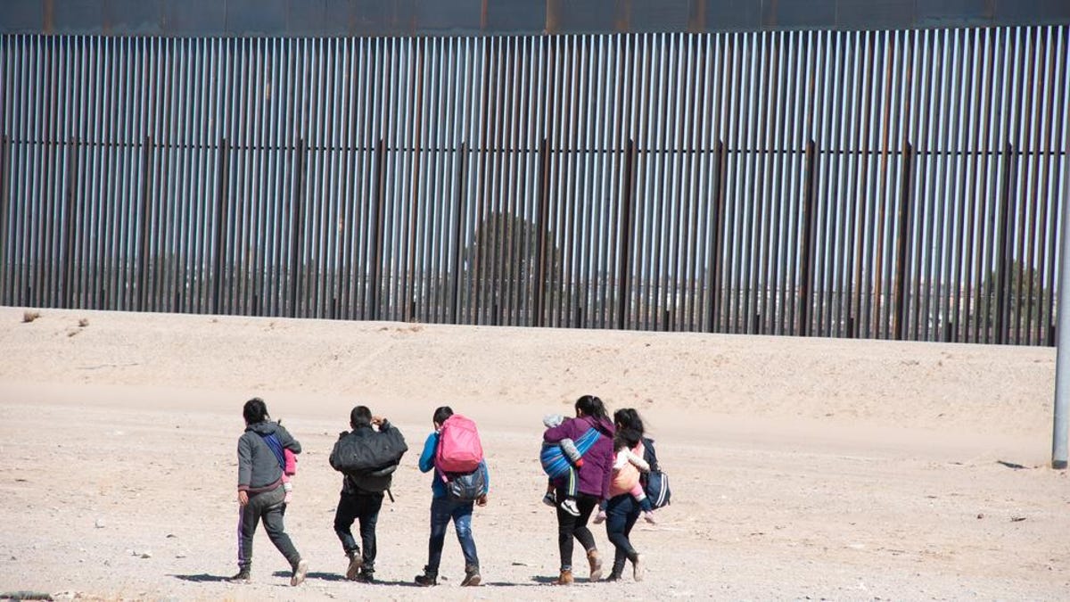 Ο Μπάιντεν αναστέλλει 26 περιβαλλοντικούς νόμους για την κατασκευή τείχους στα σύνορα
