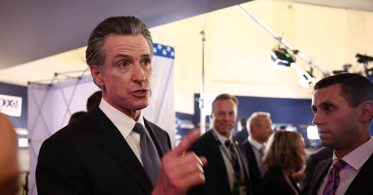 Ο κυβερνήτης της Καλιφόρνια υπέγραψε την απαγόρευση στα μέσα κοινωνικής δικτύωσης που «βοηθά ή υποκινεί» την κακοποίηση παιδιών