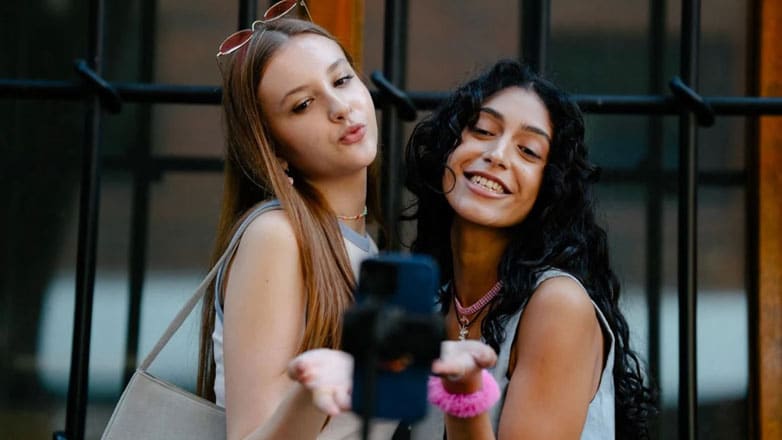 Πολλοί της γενιάς Z ελπίζουν να γίνουν influencers - Πλέον υπάρχει πτυχίο