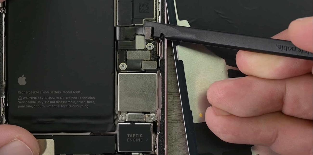 Το iFixit μας προσφέρει μια μικροσκοπική ματιά στο εσωτερικό του iPhone 15
