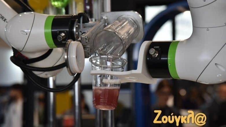 Το ρομπότ - μπάρμαν που κλέβει τις εντυπώσεις στην έκθεση Metal Machinery