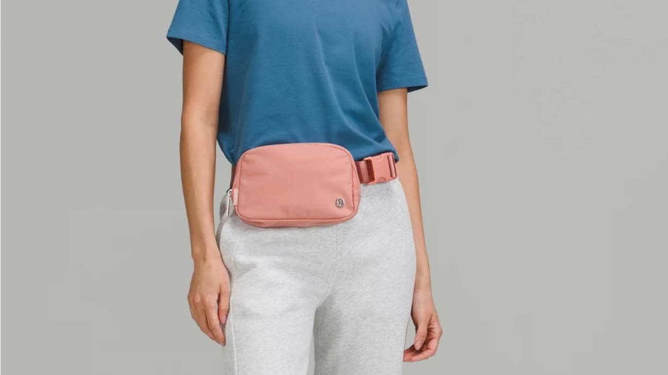 μια φωτογραφία του lululemon everywhere belt bag