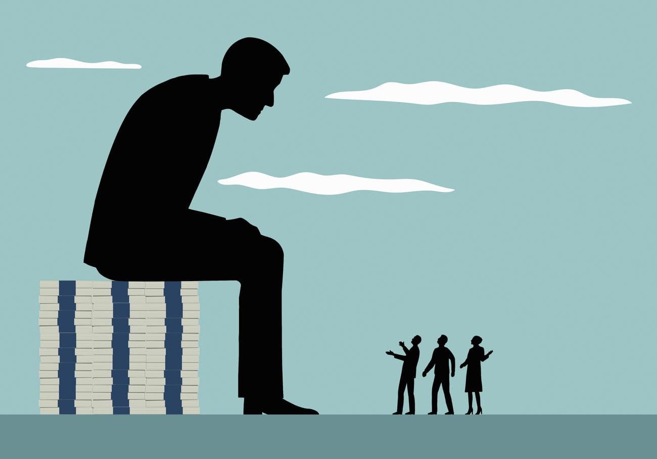 Μεγάλος επιχειρηματίας που κάθεται πάνω από σωρούς χρημάτων κοιτάζοντας ψηλά τους μικρούς ανθρώπους που παραπονιούνται