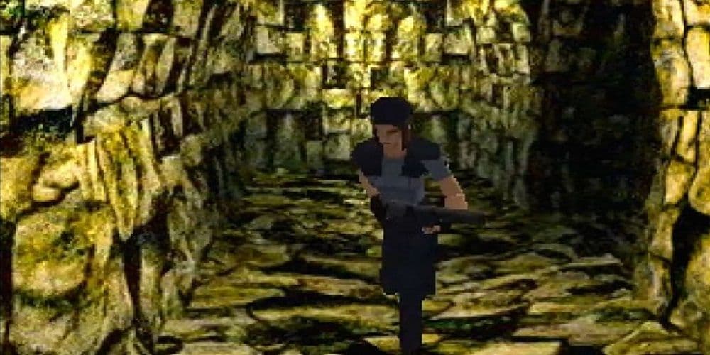 Η Τζιλ τρέχει προς την κάμερα