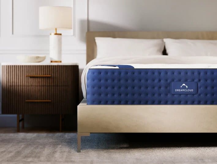 Η εικόνα δείχνει το στρώμα DreamCloud Memory Foam, το καλύτερο στρώμα της μάρκας για πλευρικούς κρεβατοκάμαρες, σε ένα κομψό, καλά φωτισμένο υπνοδωμάτιο