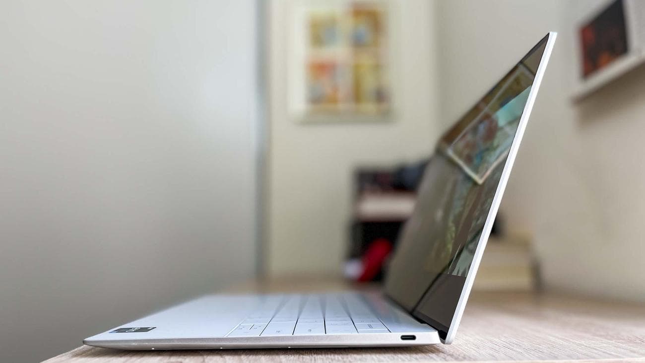 Μονάδα ελέγχου Dell XPS 13 Plus (2023) στο γραφείο