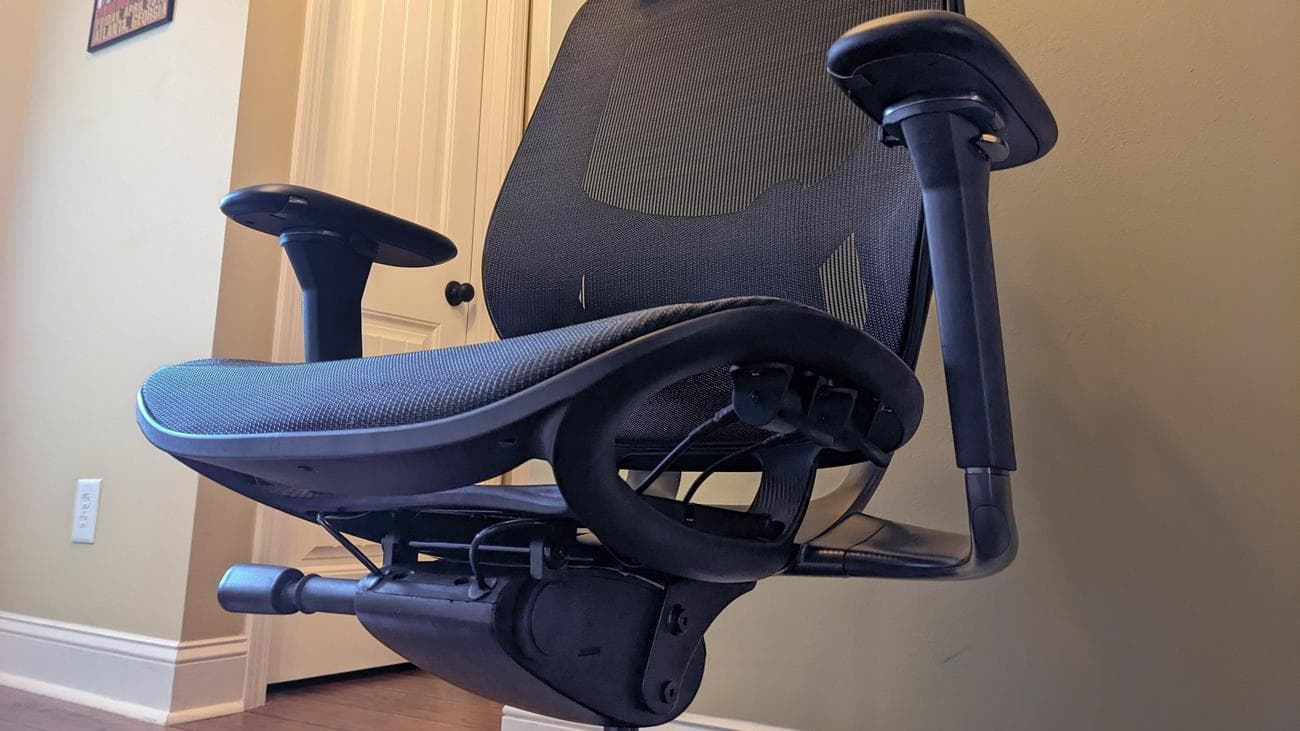 Μια κοντινή λήψη που δείχνει τα υποβραχιόνια και την κάτω πλευρά του ταψιού του καθίσματος στο Razer Fujin Pro