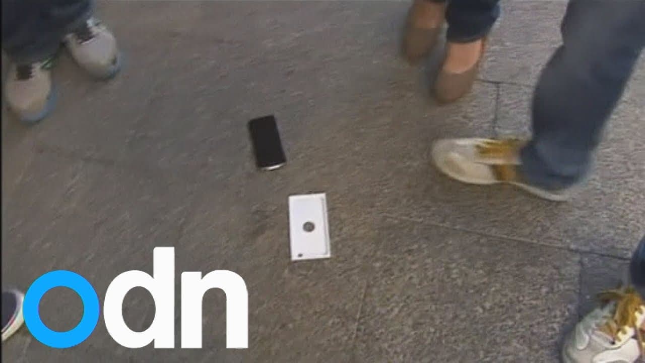 Τι χειρότερο από το να ρίξεις το iPhone σου; Πετώντας το ΝΕΟ σας iPhone μπροστά από βιντεοκάμερες, Τι χειρότερο από το να ρίξεις το iPhone σου;  Πετώντας το ΝΕΟ σας iPhone μπροστά από βιντεοκάμερες, TechWar.gr