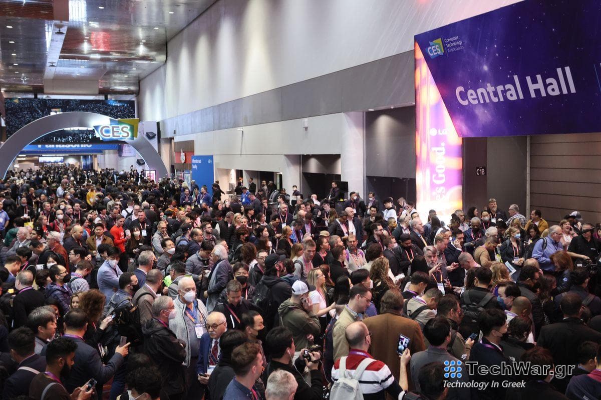 Journalists throng before the opening of CES 2023