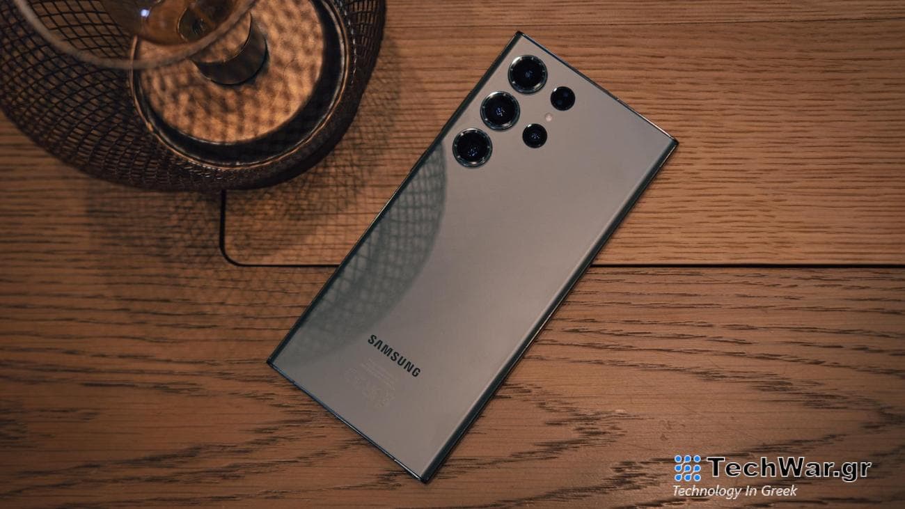 Samsung Galaxy S23 Ultra green on wooden background