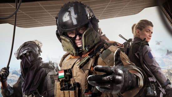 Best free PC games: A soldier with helmet in Warzone 2 holds a gloved hand out