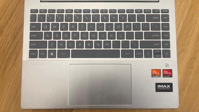 Ένας εντυπωσιακός φορητός υπολογιστής προϋπολογισμού με εξαιρετική οθόνη, Ένας εντυπωσιακός φορητός υπολογιστής προϋπολογισμού με εξαιρετική οθόνη, TechWar.gr