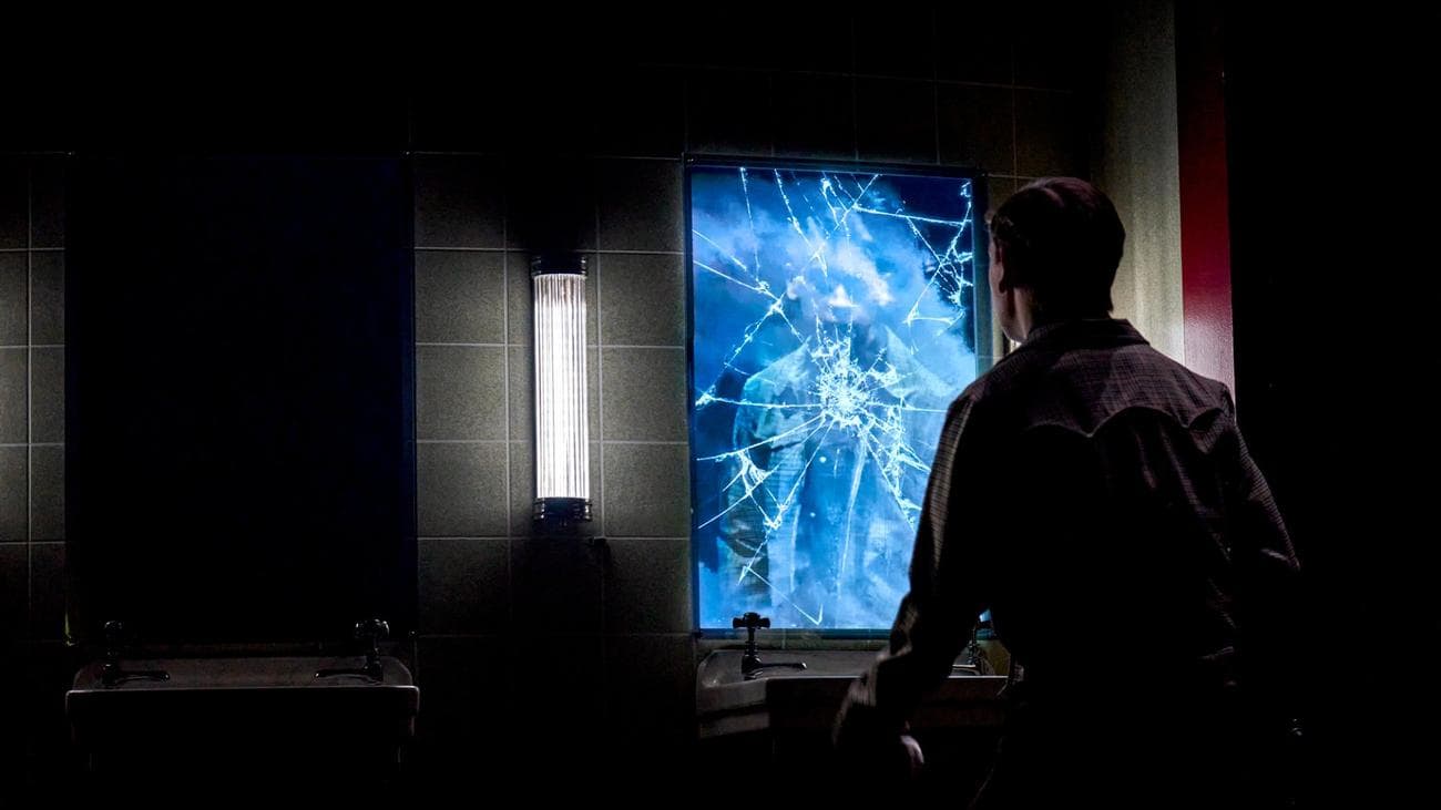 Σε "Stranger Things: The First Shadow" ένα αγόρι κοιτάζει σε έναν θρυμματισμένο καθρέφτη.