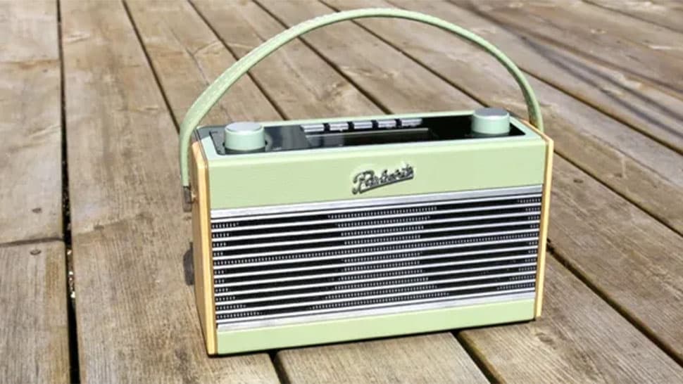 Το Roberts Rambler DAB Radio έξω σε ένα ξύλινο τραπέζι.