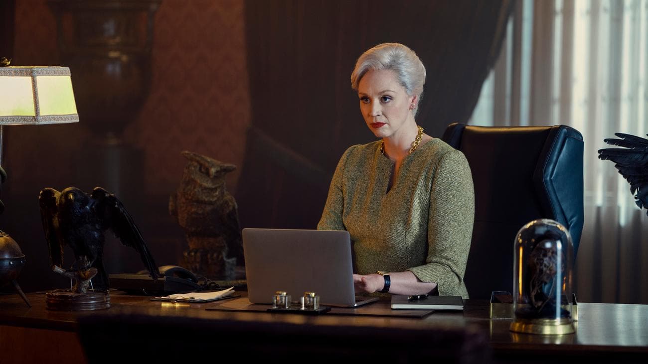 Η καθηγήτρια Weems κοιτάζει επίμονα κάποιον πίσω από το γραφείο της στην 1η σεζόν της Τετάρτης