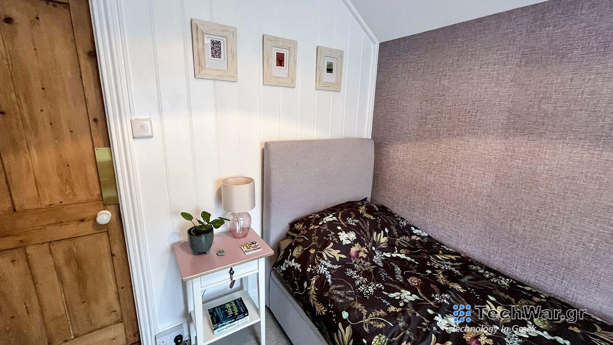 pink and plum tone single bedroom