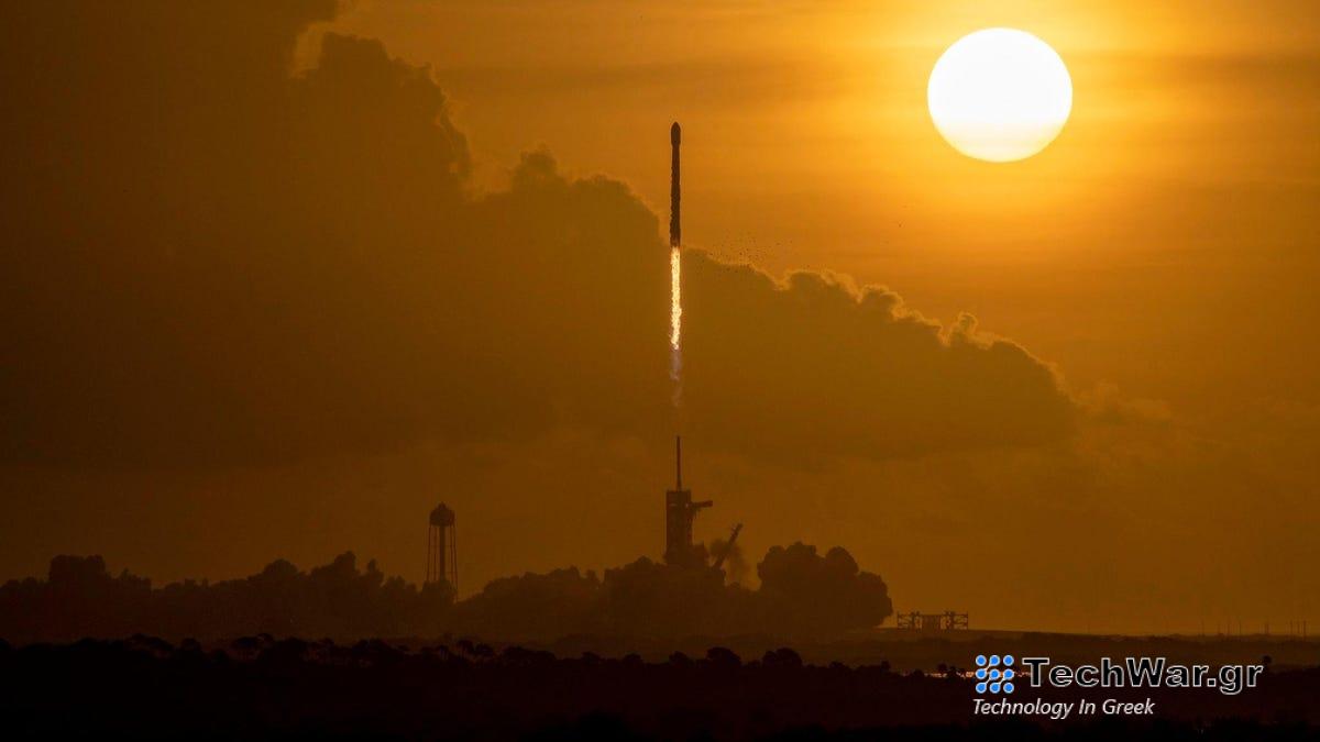 Το εμβληματικό SpaceX Booster πέφτει και σπάει στον ωκεανό