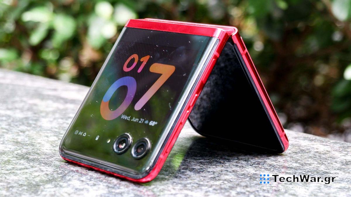 Motorola Razr+ flex video mode shows off clock with the external display.