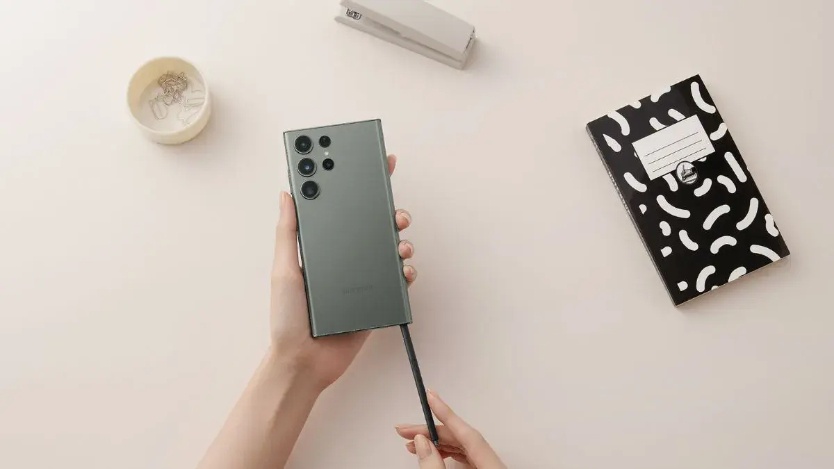 η σειρά συνοδεύεται από Ζωντανή Μετάφραση και Γενική Επεξεργασία