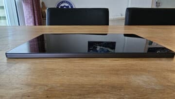 Αναθεώρηση Oukitel OT8: ένα φθηνό και χαρούμενο tablet 4G LTE, τι δεν σας αρέσει 4 Doogee T10 αριστερή πλευρά