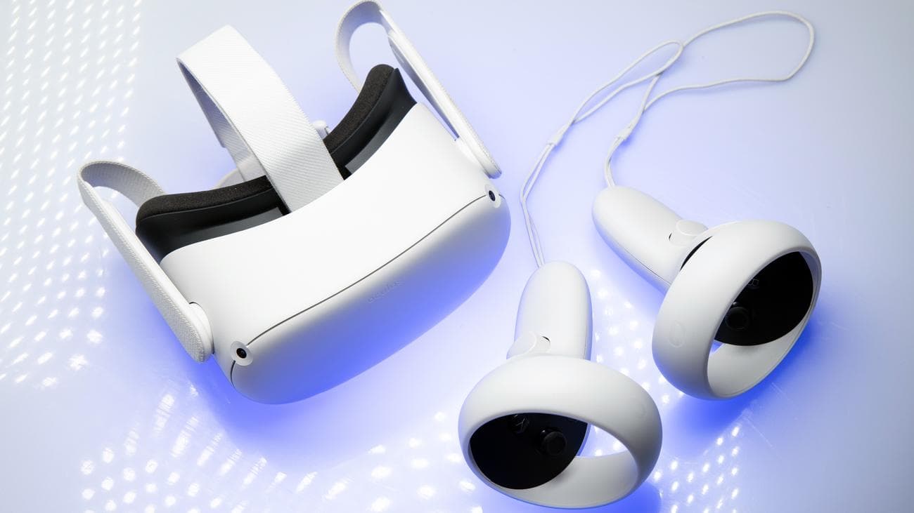 Oculus Quest 2 σε λευκό φόντο