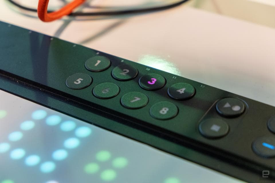 Κοντινό πλάνο των κουμπιών συντόμευσης στο Embodme Erae II στο NAMM 2024.