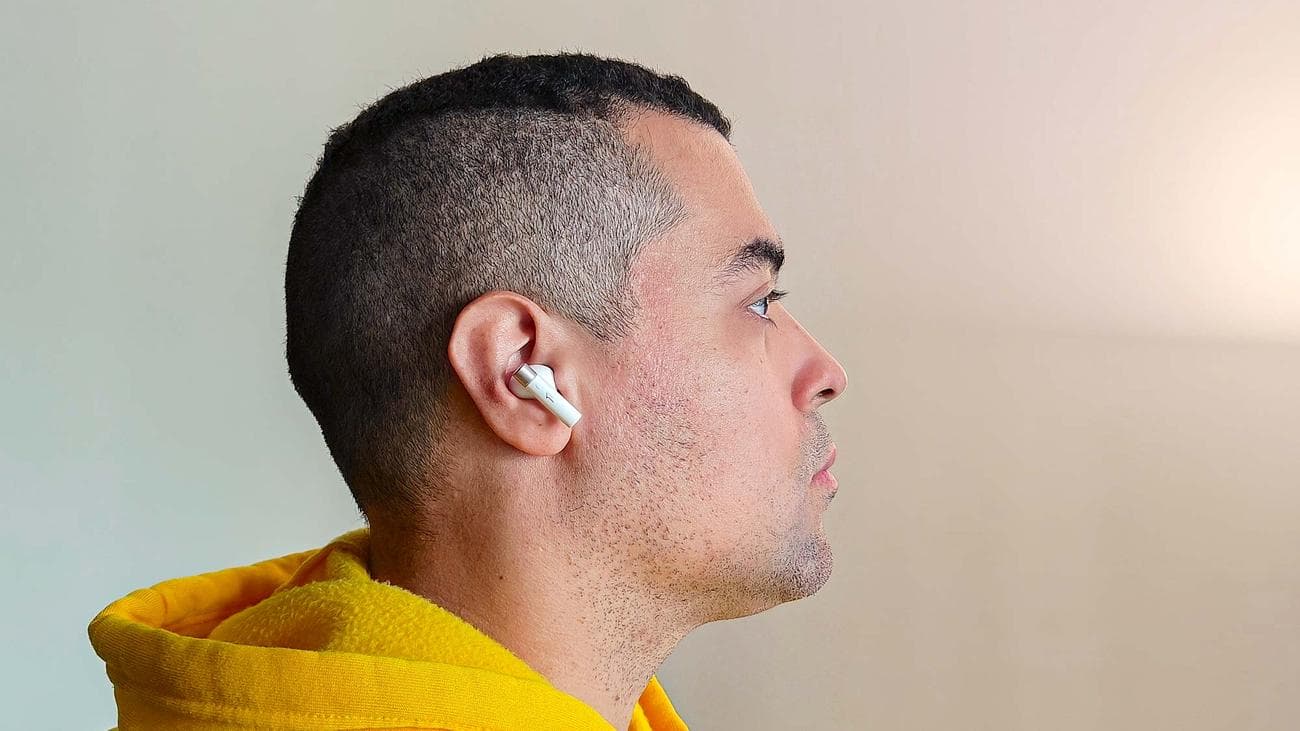 1Περισσότερα Piston Buds Pro Q30 που φορέθηκε από κριτικό και εμφανίζει το πλευρικό προφίλ της κεφαλής κατά τη δοκιμή ANC