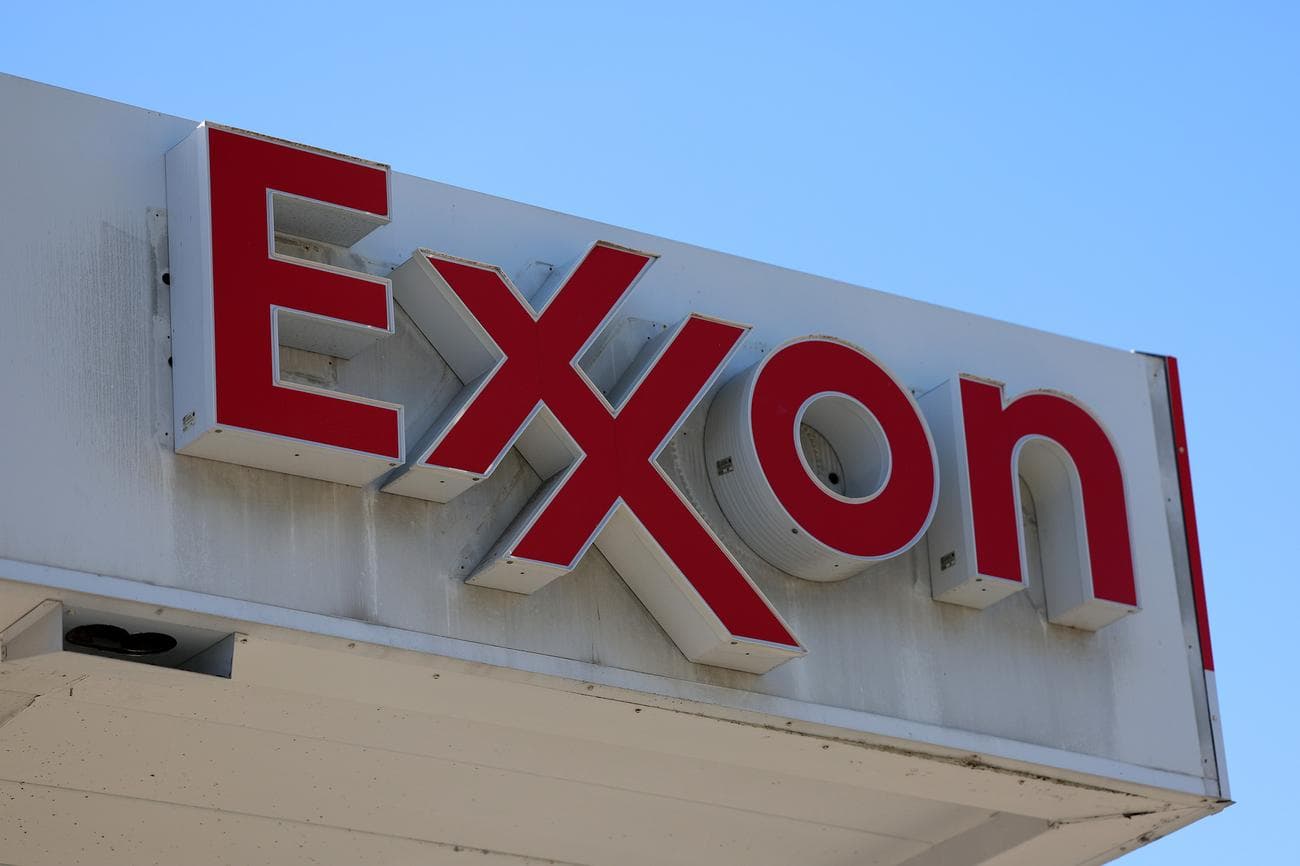 Ένα κοντινό πλάνο μιας κόκκινης πινακίδας Exxon σε ένα βενζινάδικο στη Φλόριντα.