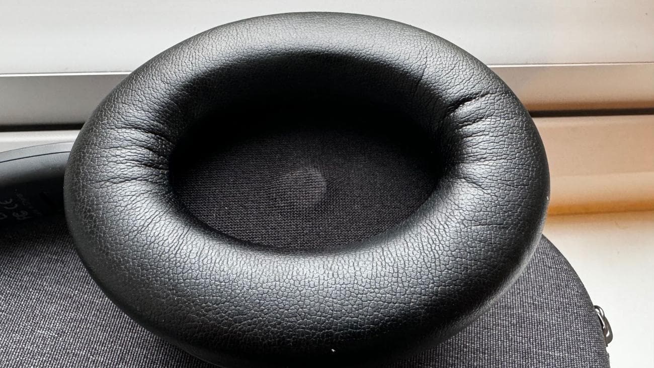 SoundMagic P60BT κοντινό πλάνο του ακουστικού