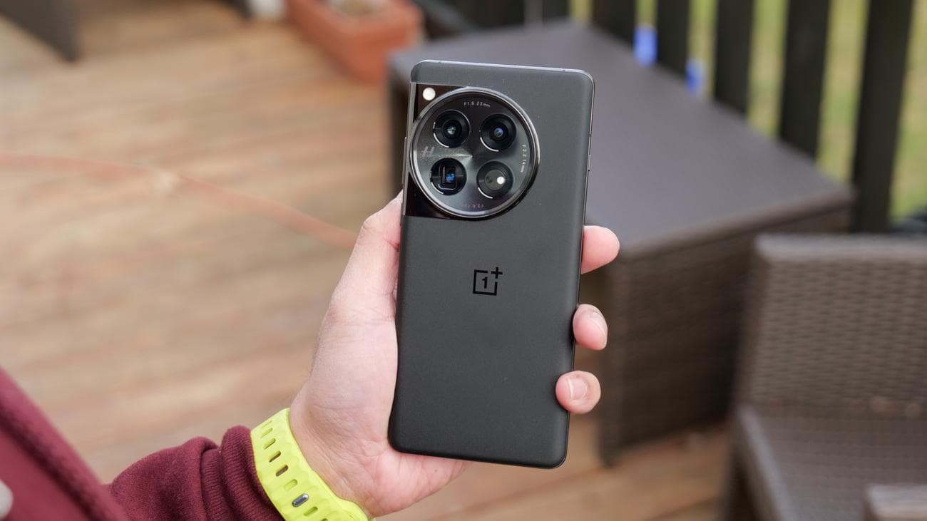 Το OnePlus 12 κρατιέται στο χέρι.