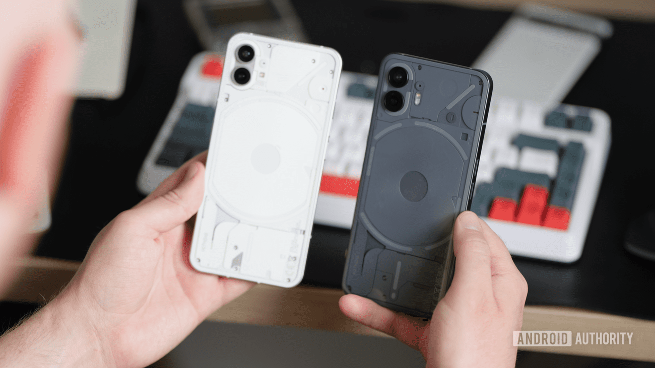 Nothing Phone 1 λευκό και Nothing Phone 2 γκρι