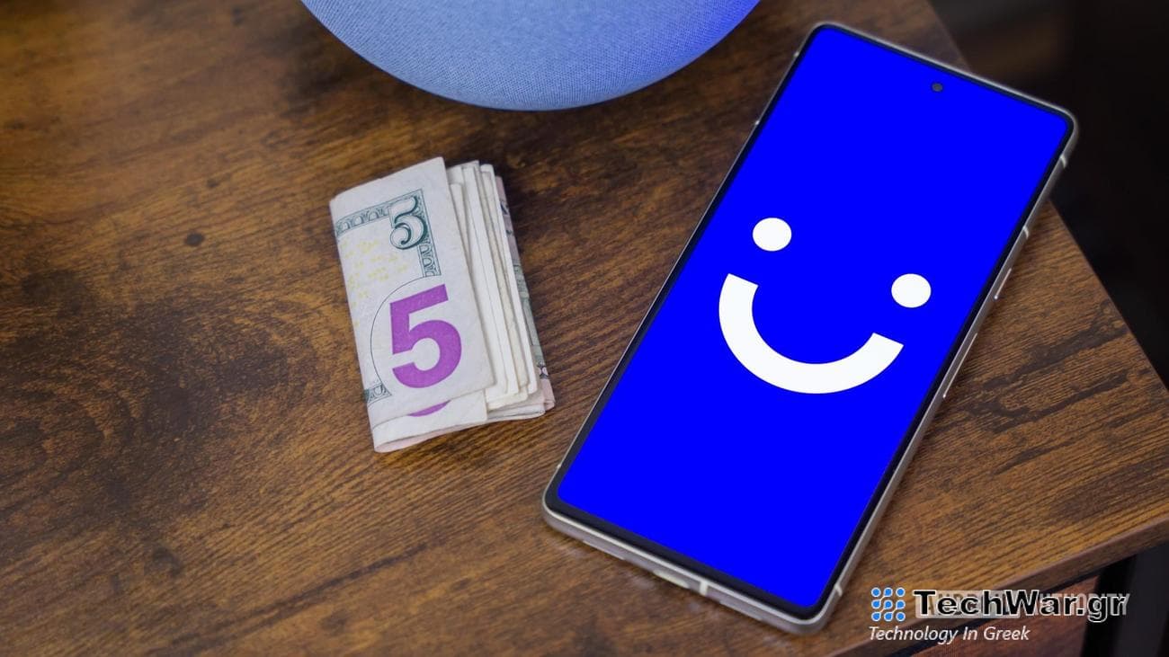 Visible logo on smartphone, next to money, stock photo (1)