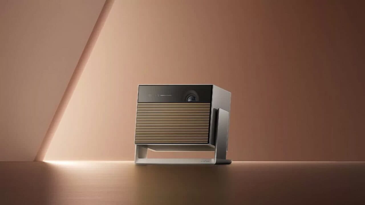 Φωτιστικό οροφής που κρύβει μέσα του έναν προβολέα και ένα έξυπνο ηχείο, Φωτιστικό οροφής που κρύβει μέσα του έναν προβολέα και ένα έξυπνο ηχείο, TechWar.GR