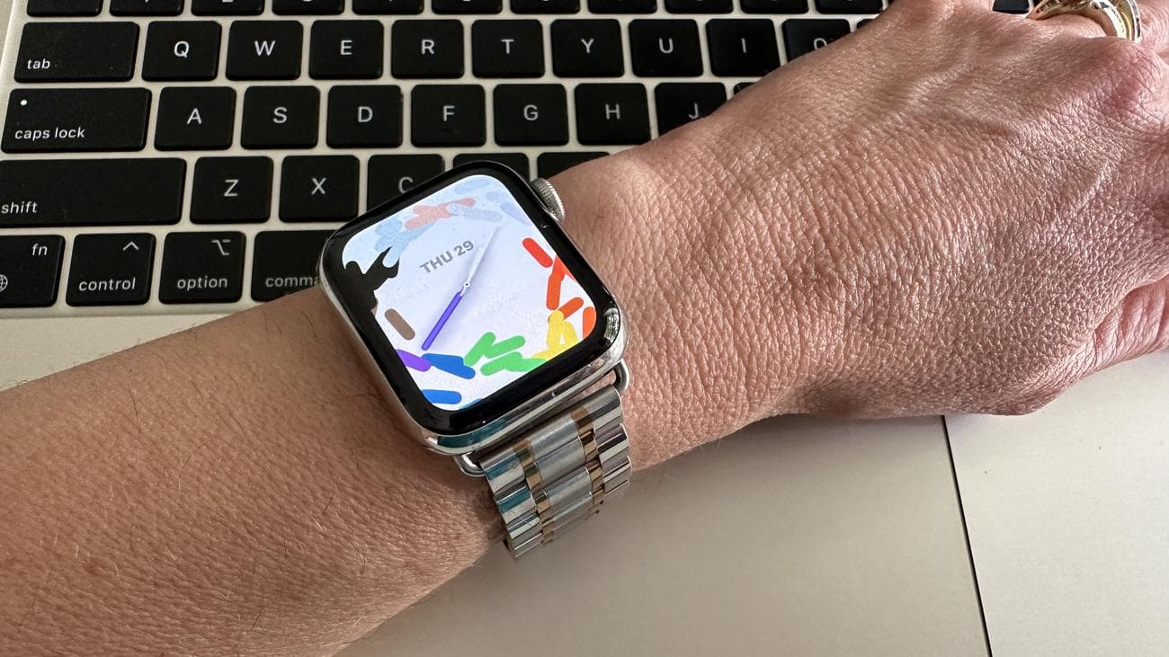 Apple Watch με πρόσοψη ρολογιού Pride