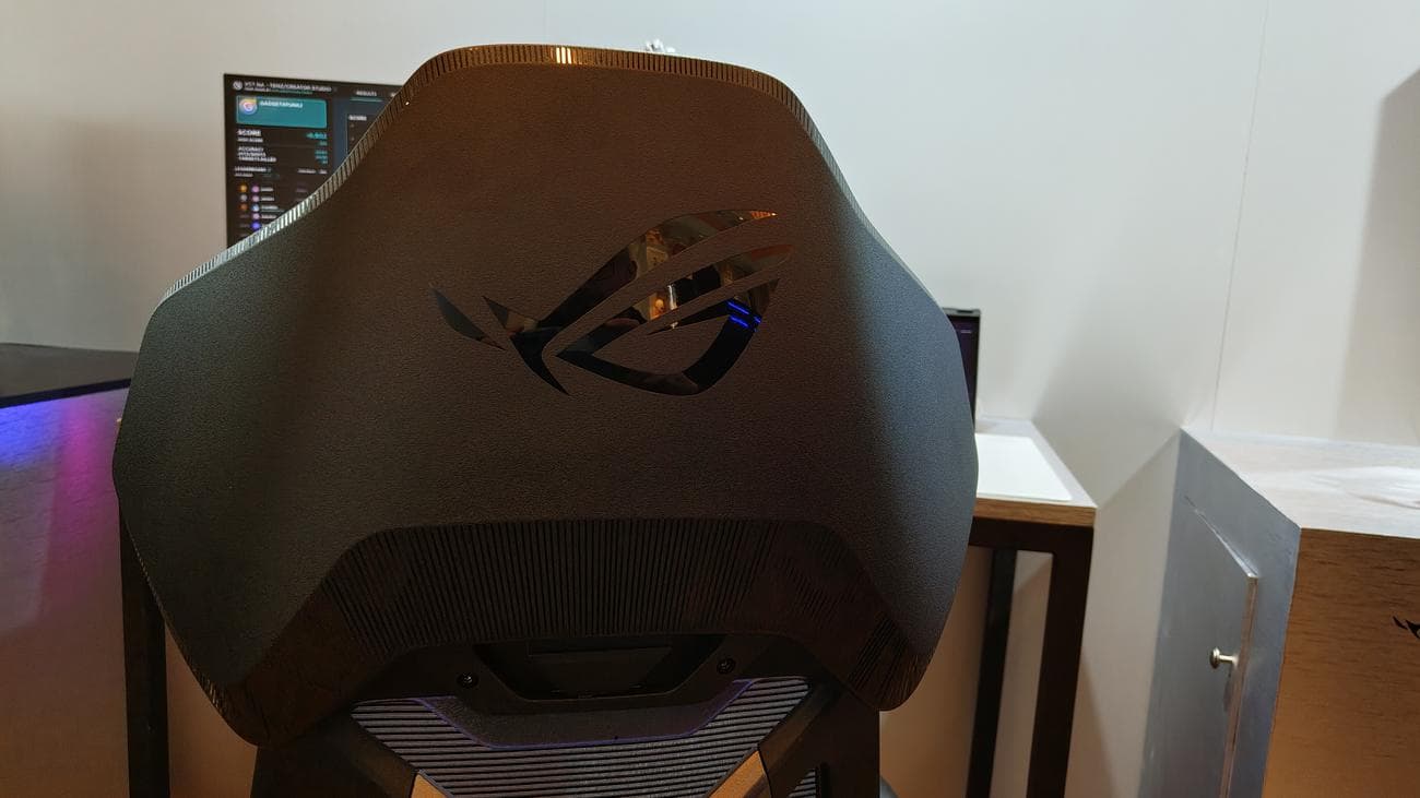 Πίσω βολή του προσκέφαλου στο Asus ROG Destrier Ergo