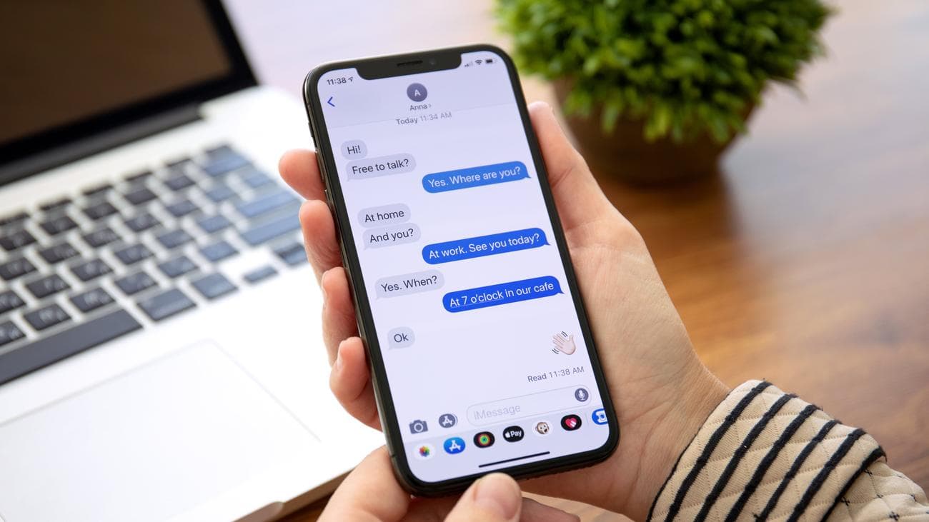 Γυναίκα που χρησιμοποιεί το iMessage στο iPhone