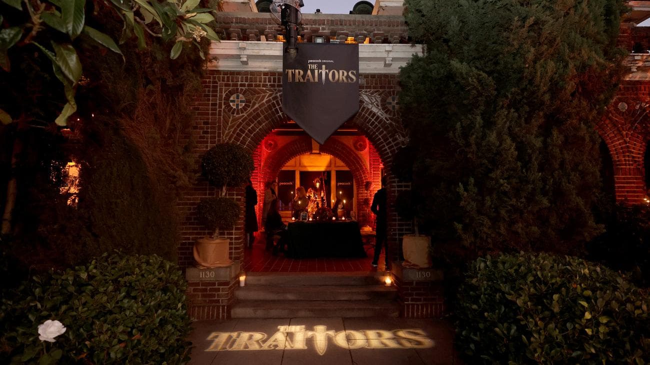 Μια φωτογραφία τύπου της έπαυλης The Traitors στη 2η σεζόν της σειράς reality Peacock