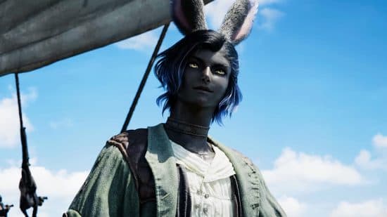 Ημερομηνία κυκλοφορίας του FFXIV Dawntrail - Ο Erenville, ένας Viera από την επέκταση του Endwalker, χαμογελά καθώς στέκεται στο κατάστρωμα ενός ιστιοφόρου που διασχίζει τον ωκεανό.