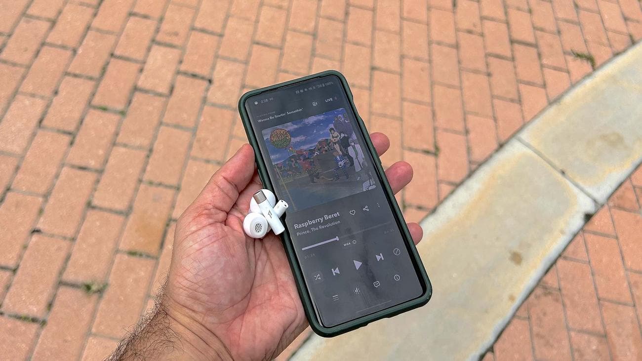 1Περισσότερα ακουστικά Piston Buds Pro Q30 στο χέρι με το τηλέφωνο