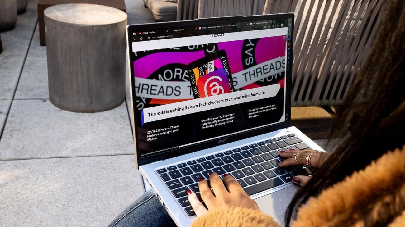 Γυναίκα που κρατά το Acer Swift Go 14 στην αγκαλιά της