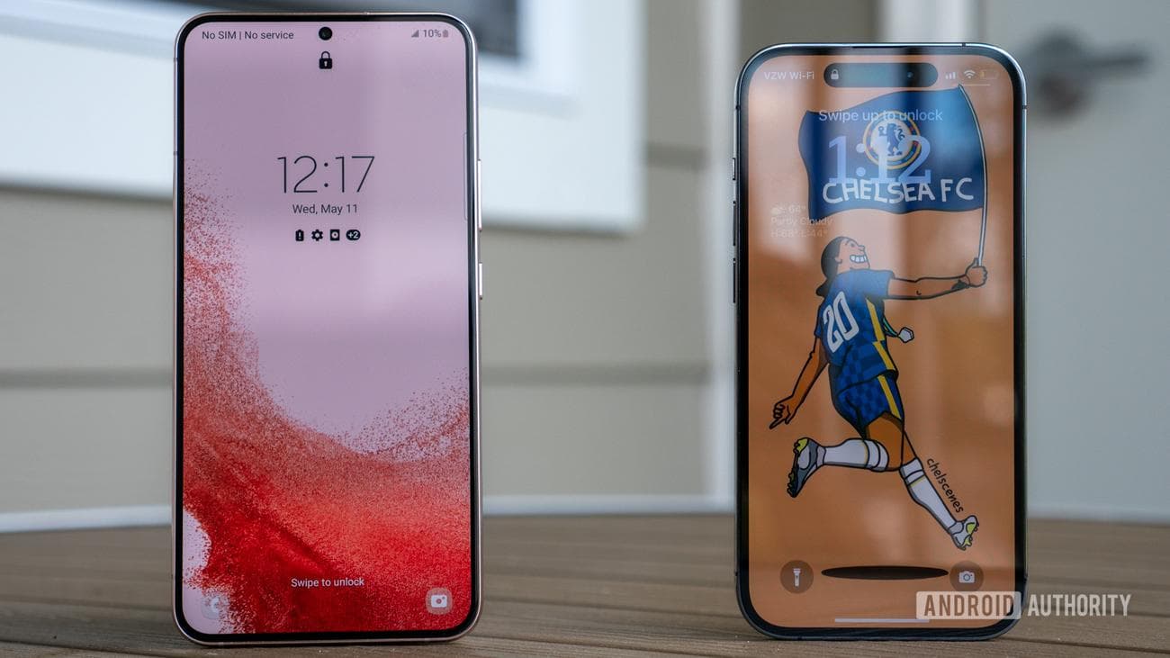 iphone 14 pro vs galaxy s22 plus lock screen