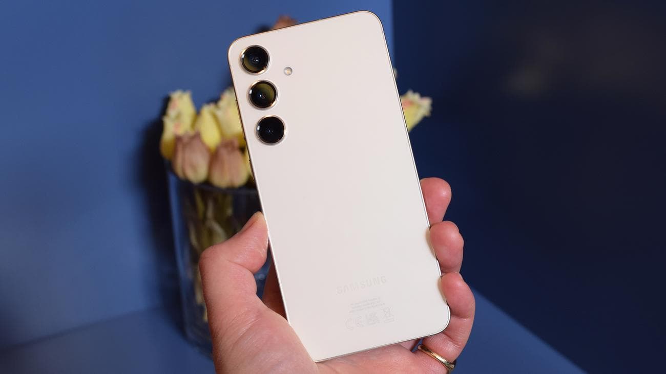 Το Samsung Galaxy S24 με το χέρι με την πλάτη ίσια