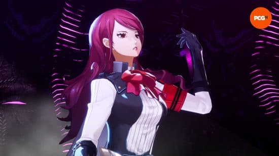 Κριτική για το Persona 3 Reload: Η Mitsuru κοιτάζει από ψηλά έναν εχθρό εκτός οθόνης και πρόκειται να χτυπήσει τα δάχτυλά της με σνομπ τρόπο.