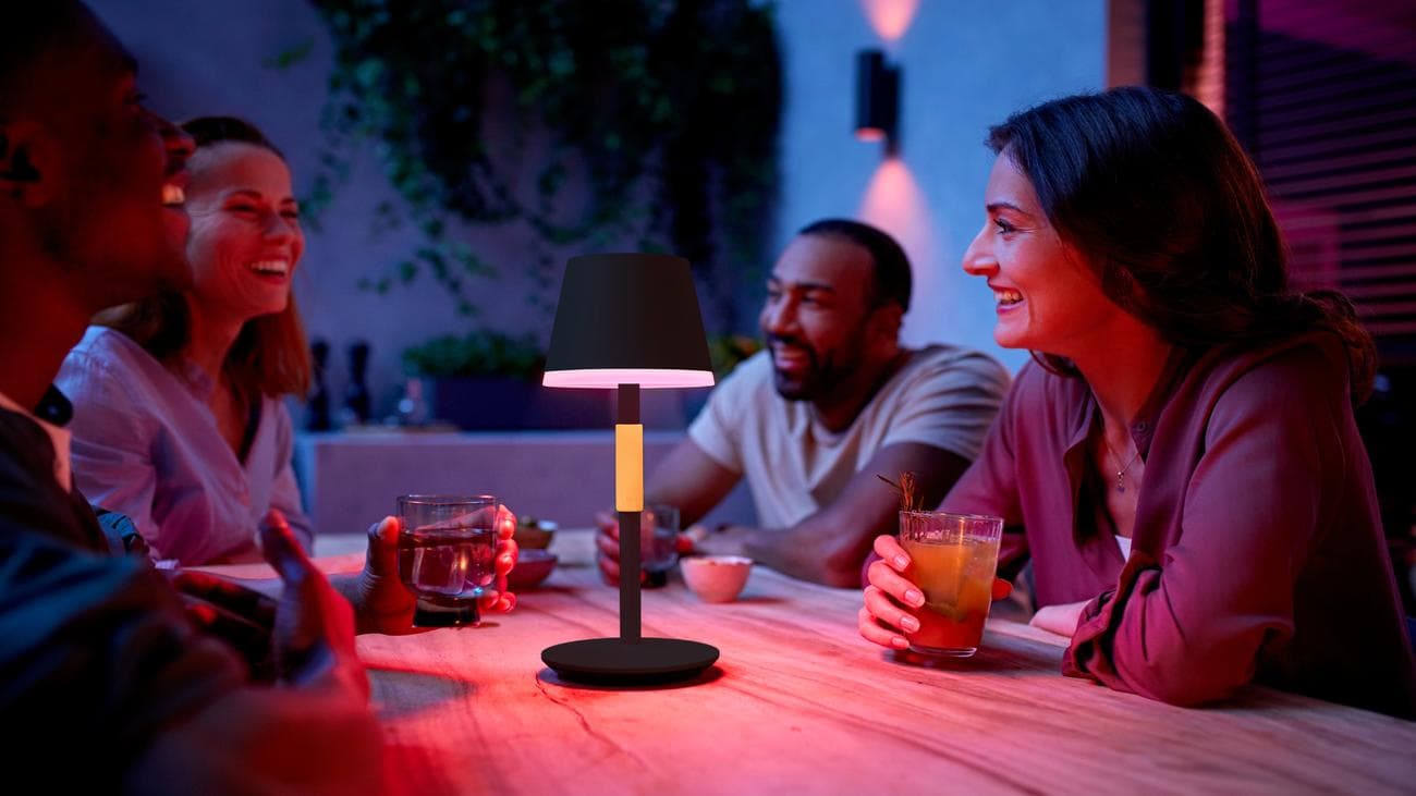 Φορητό επιτραπέζιο φωτιστικό Philips Hue Go ειδική έκδοση - lifestyle