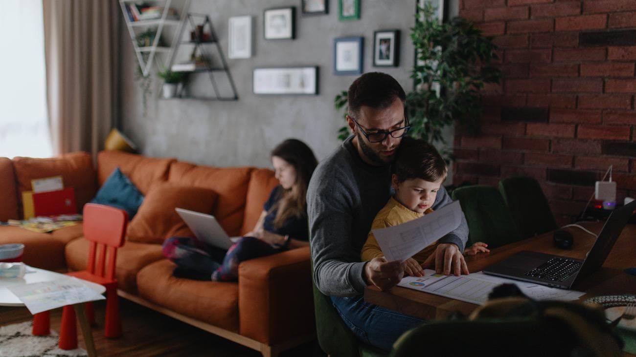 Εξ αποστάσεως εργαζόμενοι με ένα παιδί