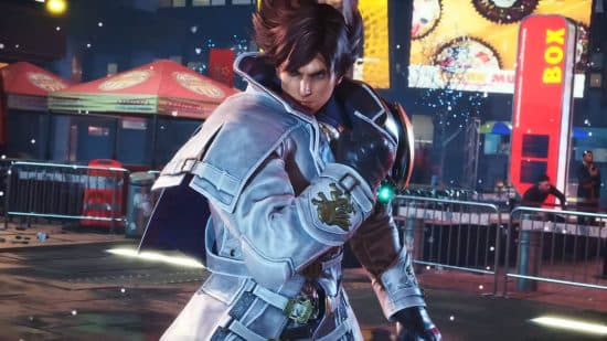 Ο Lars φοράει ένα στρωμένο λευκό παλτό και γιορτάζει τη νίκη του που θα μπορούσε να τον ανεβάσει ψηλότερα στη λίστα Tekken 8.